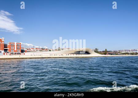 Blick von einem Boot über das Kraftwerk Tejo neben dem MAAT Museum Stockfoto