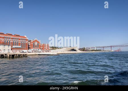 Blick von einem Boot über das Kraftwerk Tejo neben dem MAAT Museum Stockfoto