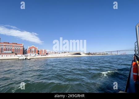 Blick von einem Boot über das Kraftwerk Tejo neben dem MAAT Museum Stockfoto