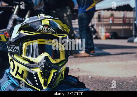 Pahang, Malaysia - 24. September 2022 Airoh Motocross-Helm auf dem Boden im Freien Stockfoto