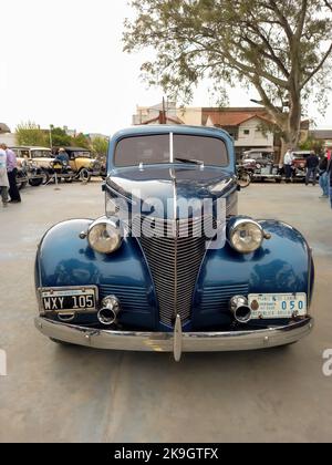 Old Blue 1939 Chevy Master 85 Series JB Limousine von GM in einem Park. Vorderansicht. Chrom. Kühlergrill. AAA 2022 Oldtimer-Show. Stockfoto