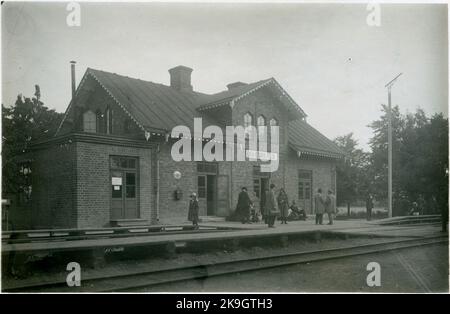 Der Bahnhof wurde 1888-11-13 eröffnet. Bahnhofshaus mit eineinhalb Etagen. 1941 modernisiert. 1978 geschlossen. Stockfoto