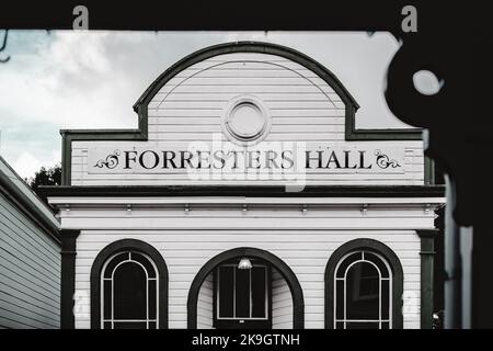 Fassade und hölzerne Eingangstür der forresters Halle mit runden Fenstern und großes Schild mit großen schwarzen Buchstaben in der kleinen Stadt, West-Nachbarschaft, neu Stockfoto