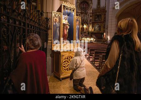 Madrid, Spanien. 28. Oktober 2022. Eine Frau betet vor dem Bild des San Judas Tadeo in der Kirche Santa Cruz im Zentrum von Madrid während der Feier des Tages des San Judas Tadeo knieend. Jeden 28.. Oktober wird der Tag von San Judas Tadeo gefeiert, dem schutzpatron der verlorenen und schwierigen Ursachen. Im Zentrum von Madrid, in der Atocha Straße, befindet sich die Kirche Santa Cruz, die das Bild des San Judas Tadeo beherbergt, zu dem Tausende von katholischen Gläubigen kommen, um sie zu berühren und um ihre Gebete zu bitten. Kredit: SOPA Images Limited/Alamy Live Nachrichten Stockfoto