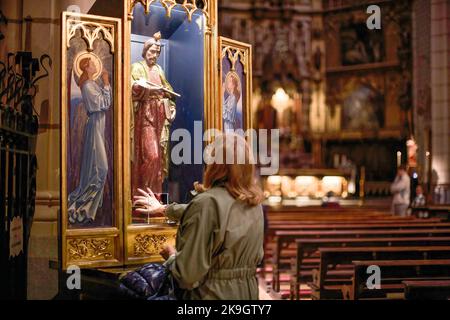 Madrid, Spanien. 28. Oktober 2022. Eine Frau betet und ihre rechte Hand berührt das Innere des Bildes von San Judas Tadeo in der Kirche Santa Cruz im Zentrum von Madrid während der Feier des Tages von San Judas Tadeo. Jeden 28.. Oktober wird der Tag von San Judas Tadeo gefeiert, dem schutzpatron der verlorenen und schwierigen Ursachen. Im Zentrum von Madrid, in der Atocha Straße, befindet sich die Kirche Santa Cruz, die das Bild des San Judas Tadeo beherbergt, zu dem Tausende von katholischen Gläubigen kommen, um sie zu berühren und um ihre Gebete zu bitten. Kredit: SOPA Images Limited/Alamy Live Nachrichten Stockfoto