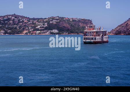 Knysna Lagoon, Mossel Bay, Südafrika -- 9. Januar 2018 . Ein Touristenboot fährt entlang der Knysna Lagune in der Mossel Bay, einem berühmten Touristenziel Stockfoto