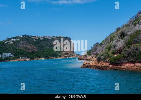 Knysna Lagoon, Mossel Bay, Südafrika -- 9. Januar 2018. Foto des schmalen Passes von der Knysna Lagune in der Mossel Bay.zum Indischen Ozean. Stockfoto