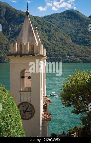 Villa del Balbianello, Blick im Sommer auf den malerischen Uhrenturm, der Teil der Villa del Balbianello, Comer See, Lenno, Italien ist Stockfoto