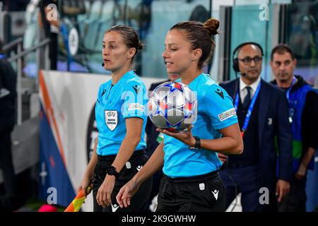 Turin, Italien. 27. Oktober 2022. Schiedsrichterin Marta Huerta de Aza beim UEFA Women's Champions League-Spiel zwischen Juventus und Lyon im Allianz-Stadion in Turin gesehen. (Foto: Gonzales Photo/Alamy Live News Stockfoto