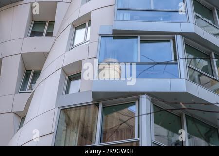 Detail von Prospect Platzieren Sie ein neues Gebäude mit der Spiegelung des berühmten Kamins des Battersea Power Station im Fenster. Stockfoto