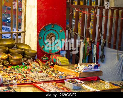 Ladakh, Indien - Juni 18,2022: Tibetische Kunstwerke, Handi-Handwerksladen auf dem Leh-Markt Stockfoto