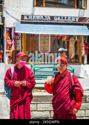 Ladakh, Indien - 18. Juni 2022 : Buddhistische Mönche auf dem Leh-Markt Stockfoto