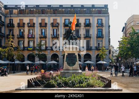 Girona, Spanien am 22. Oktober 2022: Unabhängigkeitsplatz im Zentrum der Stadt Girona an einem sonnigen Sommertag mit Menschen und Cafés und blauem Himmel. Tradition Stockfoto