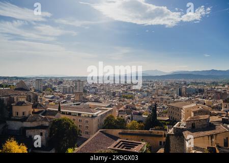 Luftlandschaftsansicht von Girona, einer Stadt in Spanien nordöstlichen Katalonien Region, neben dem Fluss Onyar, an einem sonnigen Tag Stockfoto