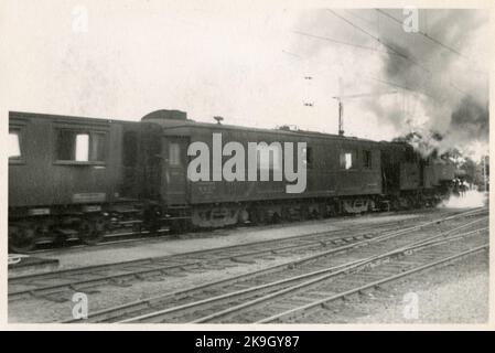 Die Staatsbahnen, SJ J mit dem französischen Messwagen Mauzin und dem Messwagen SJ Bo7 2812 am Hauptbahnhof Jönköping. Stockfoto