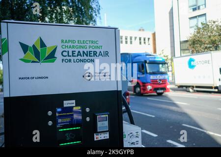 London - Oktober 2022: Eine Ladestation für Elektrofahrzeuge mit Transport for London-Logo in Putney, Südwesten Londons Stockfoto