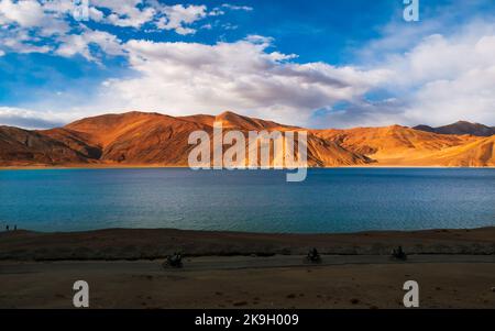 Ladakh, Indien - 19. Juni 2022 : Biker genießen einen schönen Panoramablick auf den Pangong Lake. Das höchste Salzwasser der Welt, umgeben von Bergen. Stockfoto