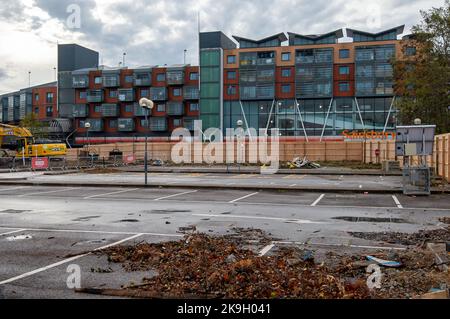 Maidenhead, Anford, Großbritannien. 28.. Oktober 2022. Das ehemalige Magnet Leisure Center im Stadtzentrum von Maidenhead wird in Zusammenarbeit mit dem Royal Borough of Windsor und Maidenhead und dem Immobilienentwickler Countryside durch 434 Häuser ersetzt. Die Hines Meadow Footbridge über die A4 zum Magneten soll heute Abend abgerissen werden und der Abriss des Magnet Leisure soll gleich beginnen. Außerhalb des Stadtzentrums wurde ein neues Freizeitzentrum gebaut, was für viele Bewohner nicht mehr praktisch ist. Quelle: Maureen McLean/Alamy Live News Stockfoto