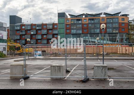 Maidenhead, Anford, Großbritannien. 28.. Oktober 2022. Das ehemalige Magnet Leisure Center im Stadtzentrum von Maidenhead wird in Zusammenarbeit mit dem Royal Borough of Windsor und Maidenhead und dem Immobilienentwickler Countryside durch 434 Häuser ersetzt. Die Hines Meadow Footbridge über die A4 zum Magneten soll heute Abend abgerissen werden und der Abriss des Magnet Leisure soll gleich beginnen. Außerhalb des Stadtzentrums wurde ein neues Freizeitzentrum gebaut, was für viele Bewohner nicht mehr praktisch ist. Quelle: Maureen McLean/Alamy Live News Stockfoto