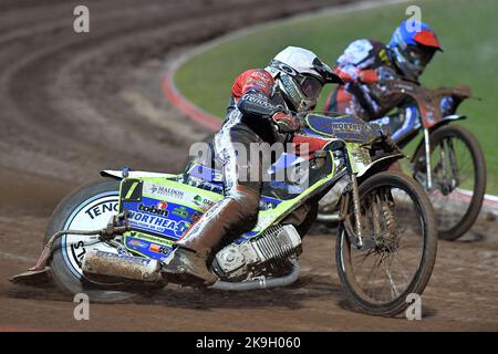 Chris Harris von Peterborough führt Matej Zagar von Belle Vue während der Grant Henderson Pairs im National Speedway Stadium, Manchester, am Donnerstag, den 27.. Oktober 2022 an. (Kredit: Eddie Garvey | MI NACHRICHTEN) Kredit: MI Nachrichten & Sport /Alamy Live Nachrichten Stockfoto