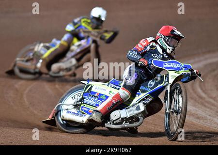 Chris Harris von Peterborough führt Jack Holder aus Sheffield während der Grant Henderson Pairs im National Speedway Stadium, Manchester, am Donnerstag, den 27.. Oktober 2022 an. (Kredit: Eddie Garvey | MI NACHRICHTEN) Kredit: MI Nachrichten & Sport /Alamy Live Nachrichten Stockfoto