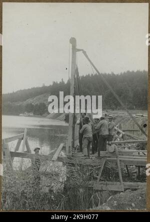 Zweigleisige Gebäude zwischen Alingsås - Olskroken. Löffel für das Straßentor. Stockfoto