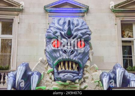 London, Großbritannien. 28. Oktober 2022. Vor Halloween wurde im Club von Annabel eine riesige Monster-Dekoration installiert. Der Members Club in Mayfair ist bekannt für seine extravagante saisonale Dekoration. (Foto: Vuk Valcic/SOPA Images/Sipa USA) Quelle: SIPA USA/Alamy Live News Stockfoto