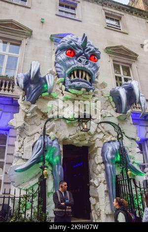 London, Großbritannien. 28. Oktober 2022. Vor Halloween wurde im Club von Annabel eine riesige Monster-Dekoration installiert. Der Members Club in Mayfair ist bekannt für seine extravagante saisonale Dekoration. (Foto: Vuk Valcic/SOPA Images/Sipa USA) Quelle: SIPA USA/Alamy Live News Stockfoto