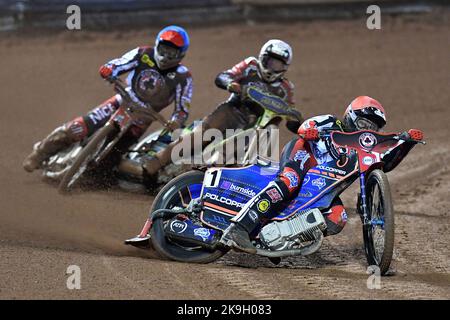 Brady Kurtz von Belle Vue führt Chris Harris von Peterborough und Matej Zagar von Belle Vue während der Grant Henderson Pairs im National Speedway Stadium, Manchester, am Donnerstag, den 27.. Oktober 2022. (Kredit: Eddie Garvey | MI NACHRICHTEN) Kredit: MI Nachrichten & Sport /Alamy Live Nachrichten Stockfoto