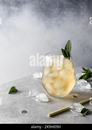 Erfrischender Eiscocktail mit Salbei-Garnitur, Kopierfläche Stockfoto