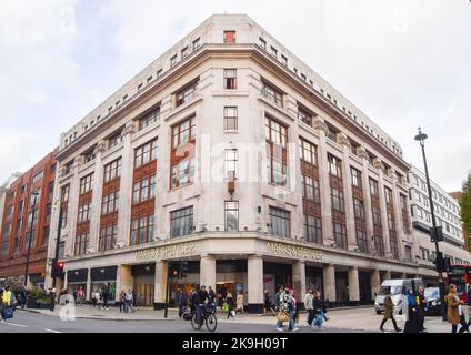 London, Großbritannien. 28. Oktober 2022. Gesamtansicht des Marks & Spencer Stores in der Oxford Street in der Nähe von Marble Arch. Marks & Spencer planen den Abriss des Gebäudes und den Wiederaufbau des Lagers. Gegner sagen, dass das Projekt Zehntausende Tonnen Kohlenstoff in die Atmosphäre freisetzen wird, und dass eine Sanierung anstatt eines vollständigen Abbruchs eine bessere Lösung wäre. (Bild: © Vuk Valcic/SOPA Images via ZUMA Press Wire) Bild: ZUMA Press, Inc./Alamy Live News Stockfoto