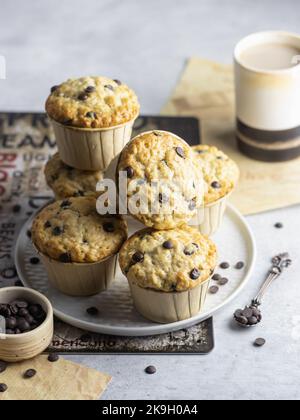 Schokolade Chip Muffins in Teller auf hellgrauem Hintergrund rustikalen Stil Zusammensetzung Stockfoto