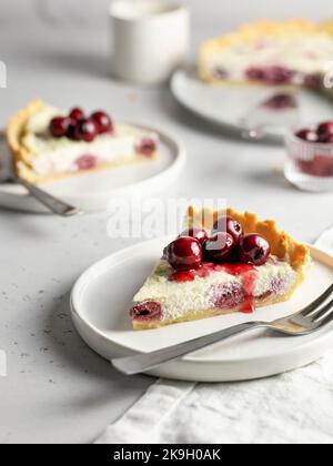 Portion Quark-Auflauf oder Pudding mit Kirsch- und Minzblättern. Kirschkäsekuchen Stockfoto