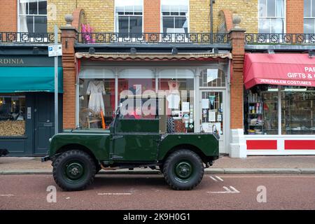 London - Oktober 2022: Land Rover Modell WW2 auf der Straße im Südwesten Londons geparkt Stockfoto