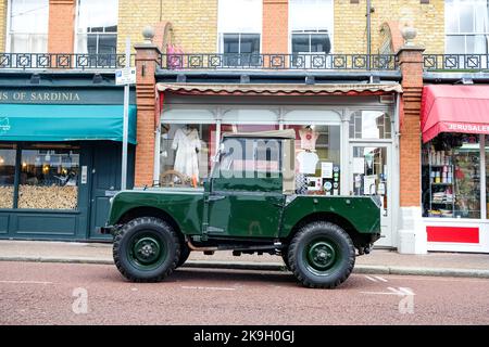 London - Oktober 2022: Land Rover Modell WW2 auf der Straße im Südwesten Londons geparkt Stockfoto