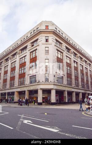 London, Großbritannien. 28. Oktober 2022. Gesamtansicht des Marks & Spencer Stores in der Oxford Street in der Nähe von Marble Arch. Marks & Spencer planen den Abriss des Gebäudes und den Wiederaufbau des Lagers. Gegner sagen, dass das Projekt Zehntausende Tonnen Kohlenstoff in die Atmosphäre freisetzen wird, und dass eine Sanierung anstatt eines vollständigen Abbruchs eine bessere Lösung wäre. (Bild: © Vuk Valcic/SOPA Images via ZUMA Press Wire) Bild: ZUMA Press, Inc./Alamy Live News Stockfoto