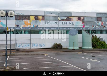 Maidenhead, Anford, Großbritannien. 28.. Oktober 2022. Das ehemalige Magnet Leisure Center im Stadtzentrum von Maidenhead wird in Zusammenarbeit mit dem Royal Borough of Windsor und Maidenhead und dem Immobilienentwickler Countryside durch 434 Häuser ersetzt. Die Hines Meadow Footbridge über die A4 zum Magneten soll heute Abend abgerissen werden und der Abriss des Magnet Leisure soll gleich beginnen. Außerhalb des Stadtzentrums wurde ein neues Freizeitzentrum gebaut, was für viele Bewohner nicht mehr praktisch ist. Quelle: Maureen McLean/Alamy Live News Stockfoto