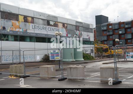 Maidenhead, Anford, Großbritannien. 28.. Oktober 2022. Das ehemalige Magnet Leisure Center im Stadtzentrum von Maidenhead wird in Zusammenarbeit mit dem Royal Borough of Windsor und Maidenhead und dem Immobilienentwickler Countryside durch 434 Häuser ersetzt. Die Hines Meadow Footbridge über die A4 zum Magneten soll heute Abend abgerissen werden und der Abriss des Magnet Leisure soll gleich beginnen. Außerhalb des Stadtzentrums wurde ein neues Freizeitzentrum gebaut, was für viele Bewohner nicht mehr praktisch ist. Quelle: Maureen McLean/Alamy Live News Stockfoto