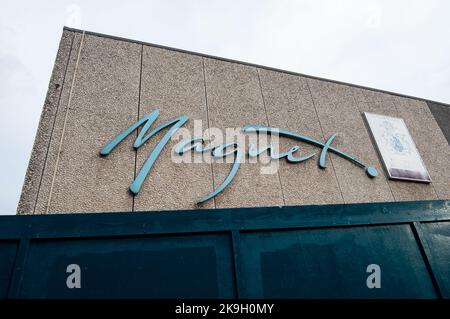 Maidenhead, Anford, Großbritannien. 28.. Oktober 2022. Das ehemalige Magnet Leisure Center im Stadtzentrum von Maidenhead wird in Zusammenarbeit mit dem Royal Borough of Windsor und Maidenhead und dem Immobilienentwickler Countryside durch 434 Häuser ersetzt. Die Hines Meadow Footbridge über die A4 zum Magneten soll heute Abend abgerissen werden und der Abriss des Magnet Leisure soll gleich beginnen. Außerhalb des Stadtzentrums wurde ein neues Freizeitzentrum gebaut, was für viele Bewohner nicht mehr praktisch ist. Quelle: Maureen McLean/Alamy Live News Stockfoto