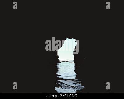 Blick auf das Meer aus einer Höhle Stockfoto