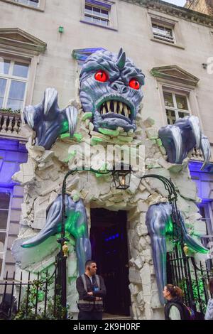 London, Großbritannien. 28. Oktober 2022. Vor Halloween wurde im Club von Annabel eine riesige Monster-Dekoration installiert. Der Members Club in Mayfair ist bekannt für seine extravagante saisonale Dekoration. (Bild: © Vuk Valcic/SOPA Images via ZUMA Press Wire) Bild: ZUMA Press, Inc./Alamy Live News Stockfoto