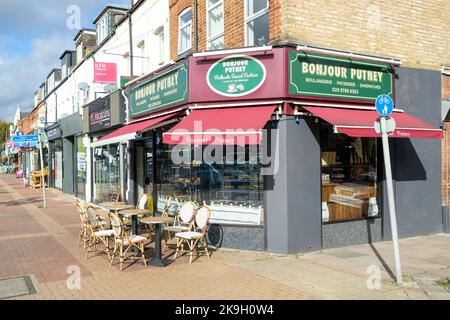 London - Oktober 2022: Bonjour Putney Patisserie in der Lower Richmond Road, einer Hauptstraße mit kleinen unabhängigen Geschäften Stockfoto