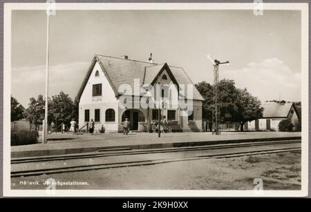 Gleisseite des Bahnhofs mit Fahrt auf Plattform. Stockfoto