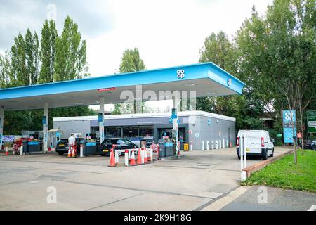 London - Oktober 2022: Coop-Tankstelle am Roehampton Valle, Südwesten Londons Stockfoto