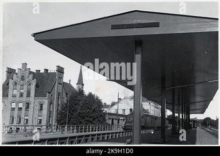 Neu erbautes Bahnsteigdach am Gävle Hauptbahnhof. Links die Seemannskirche. Stockfoto