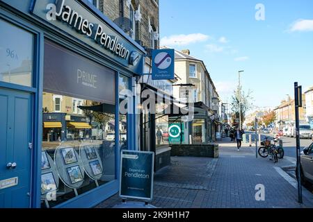 London - Oktober 2022: James Pendleton Estate Agent an der Northcote Road, Clapham South West London Stockfoto