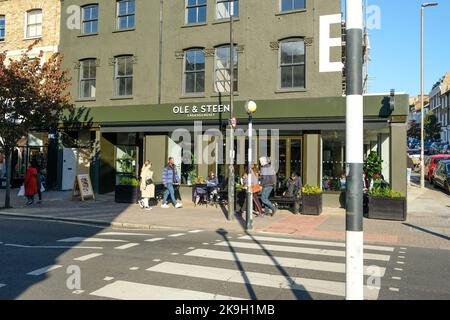 London - Oktober 2022: Ole & Steen Bäckerei und Kaffeehaus an der Northcote Road, Clapham Junction Stockfoto