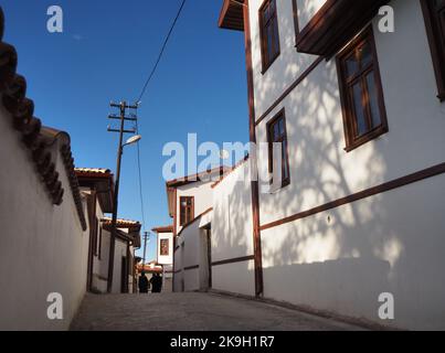 Eine Straße mit restaurierten Ankara-Häusern im Kale (Schloss)-Viertel. Altındağ, Ankara, Türkiye - Oktober 2022 Stockfoto