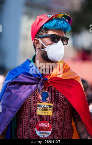 Mann mit blauem Haar und schwuler Stolz-Flagge bei einem Protest gegen Bolsonaro in Belo Horizonte, Brasilien. Stockfoto