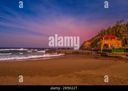 Thompsons Bay Beach, malerischer Sandstrand in einer geschützten Bucht mit einem Gezeitenpool in Shaka's Rock, Dolphin Coast Durban Stockfoto